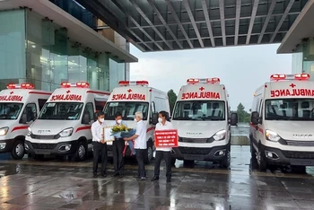 Công ty Cổ phần Hưng Thịnh trao tặng 5 xe cứu thương cho tỉnh Bình Dương.