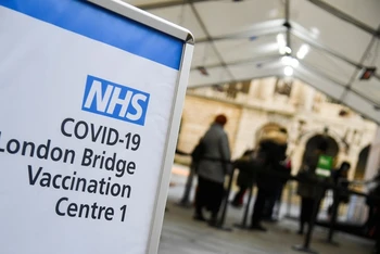 Một điểm tiêm vaccine ngừa Covid-19 tại Anh. (Ảnh: Reuters)