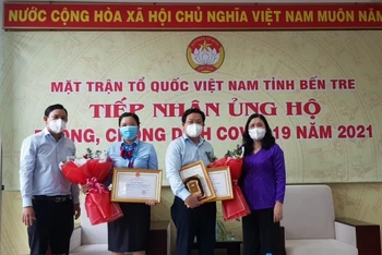 Lãnh đạo tỉnh Bến Tre trao bằng khen và kỷ niệm chương cho VietinBank vì những đóng góp trong công tác phòng, chống dịch Covid-19. 