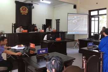 Sử dụng thiết bị công nghệ thông tin để trình chiếu các tài liệu, chứng cứ trong quá trình xét xử tại huyện Hòa Vang (Đà Nẵng).