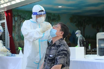 Cán bộ y tế làm xét nghiệm tại phường Kim Giang, quận Thanh Xuân.