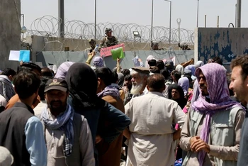 Hàng nghìn người đổ về sân bay tại Kabul với hy vọng rời khỏi Afghanistan. (Ảnh: Reuters)