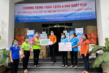 Hỗ trợ 6.500 phần quà cho phụ nữ và trẻ em khó khăn ở TP Hồ Chí Minh