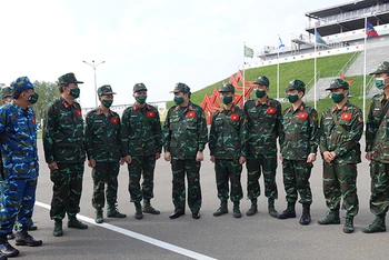 Trung tướng Phùng Sĩ Tấn động viên Đội tuyển Kinh tuyến trước khi bước vào phần thi cuối cùng của đội tuyển tại Army Games 2021 sáng 27/8. Ảnh: NGỌC HƯNG