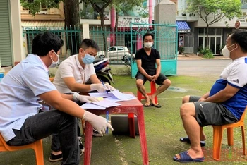 Các lực lượng chức năng phường Thắng Lợi, thành phố Buôn Ma Thuột xử lý trường hợp ra đường trong trường hợp không cần thiết.
