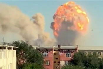 Khói lửa bốc lên tại hiện trường vụ nổ kho đạn ở Bayzakov, tỉnh Jambyl, Kazakhstan ngày 25/8. (Ảnh: AFP/TTXVN)