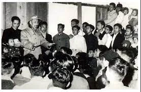 Bác Hồ nói chuyện với cán bộ và sinh viên Bách khoa tại nhà ở sinh viên sáng mùng Một Tết Mậu Tuất (1958).