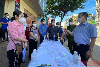 Bí thư Thành ủy Đà Nẵng Nguyễn Văn Quảng trực tiếp kiểm tra điểm nóng với 48 ca nhiễm trong ngày tại phường Tam Thuận, chiều ngày 27/8.