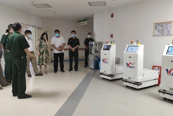 Đoàn kiểm tra của Bộ KH-CN kiểm tra, đánh giá các tính năng của hệ thống robot VIBOT-2 tại Bệnh viện Trung ương quân đội 108, tháng 4/2021.