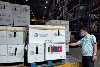 Hải quan sân bay quốc tế Tân Sơn Nhất làm thủ tục thông quan lô hàng 300 nghìn liều vaccine do Chính phủ Romania tài trợ Việt Nam.