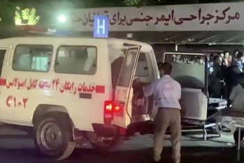 Một chiếc xe cứu thương chở người bị nạn tới bệnh viện sau một vụ tấn công tại sân bay Kabul, ở Kabul, Afghanistan, ngày 26/8/2021. (Ảnh: Reuters)
