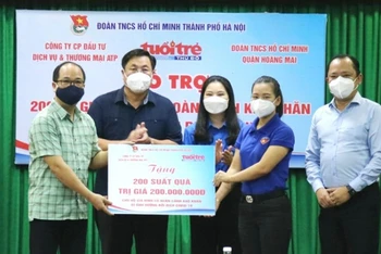 Các đồng chí lãnh đạo quận Hoàng Mai, Thành đoàn Hà Nội, báo Tuổi trẻ Thủ đô và Công ty Cổ phần đầu tư thương mại và dịch vụ ATP trao tượng trưng quà hỗ trợ. 