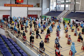 Điểm lấy mẫu xét nghiệm công dân Phú Yên trở về từ vùng dịch tại Nhà thi đấu Lê Trung Kiên (TP Tuy Hòa).