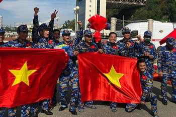 Niềm vui của các thành viên Đội tuyển Hải quân nhân dân Việt Nam sau khi đạt thành tích xuất sắc tại Army Games 2021. (Ảnh: HẢI ÂU)