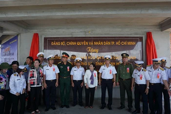 Đoàn đại biểu TP Hồ Chí Minh đến thăm và trao quà các chiến sĩ trên đảo Cô Lin thuộc quần đảo Trường Sa (Khánh Hòa).