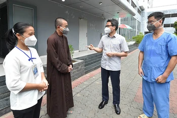 Phó Thủ tướng Vũ Đức Đam thăm, động viên lực lượng y tế, các tình nguyện viên các tôn giáo đang thực hiện nhiệm vụ tại Bệnh viện Dã chiến số 10. (Ảnh: ĐÌNH NAM)