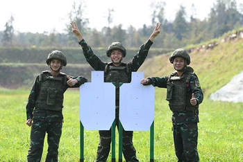 Niềm vui của các xạ thủ thuộc đội tuyển Việt Nam sau khi hoàn thành nội dung thi đấu cuối của cuộc thi Kinh tuyến. Ảnh: TRỌNG HẢI