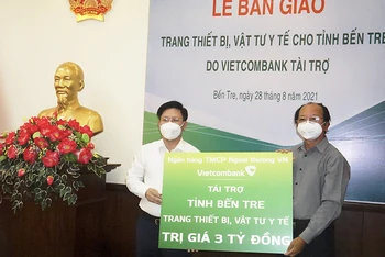 Giám đốc Sở Y tế tỉnh Bến Tre Ngô Văn Tán (phải) trao Bằng khen và Thư cảm ơn cho đơn vị tài trợ.