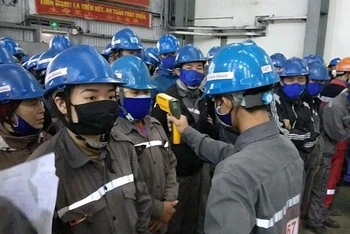 Đo thân nhiện cho công nhân lao động hằng ngày tại Công ty TNHH Gang Thép Hưng nghiệp Formosa Hà Tĩnh.