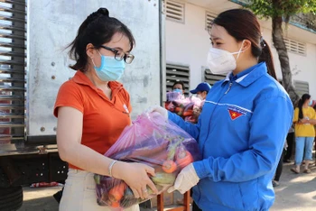 Thị đoàn Hoài Nhơn với mô hình “tạp hóa 0 đồng” hỗ trợ các gia đình khó khăn do đại dịch trên địa bàn thị xã Hoài Nhơn, tỉnh Bình Định.