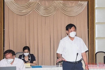 Thứ trưởng Y tế Đỗ Xuân Tuyên phát biểu tại hội nghị. (Ảnh: HỮU NGHĨA)