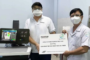 Đại diện Fujifilm trao tặng Bệnh viện Nhiệt Đới TP Hồ Chí Minh giải pháp trí tuệ nhân tạo (AI) phổi.