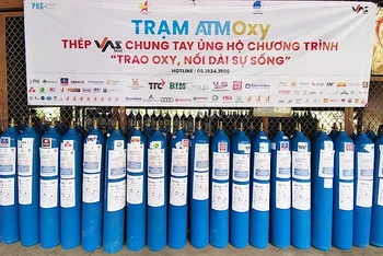 Tại “ATM oxy” mới đặt tại Công ty cổ phần thép Tân Thuận, nhiều bình oxy cỡ lớn đã sẵn sàng lên đường hỗ trợ người bệnh.