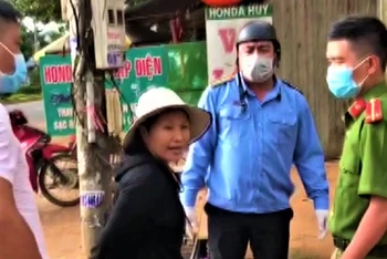  Bà Nguyễn Thị Quý không đeo khẩu trang và chống đối lực lượng phòng, chống dịch. (Ảnh cắt từ clip)