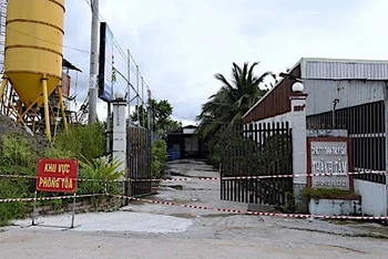 Khu vực Công ty TNHH MTV dịch vụ thủy sản Thành Tâm bị phong tỏa vì liên quan vụ án làm lây lan dịch bệnh. (Ảnh: Công an Cà Mau)