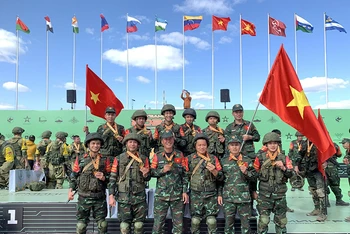 Đội tuyển Công binh Quân đội nhân dân Việt Nam nhận Huy chương Đồng cuộc thi "Lộ trình an toàn".