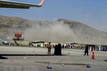Khói bốc lên gần hiện trường vụ nổ ở sân bay Kabul, nơi đang diễn ra hoạt động sơ tán gấp rút công dân các nước khỏi Afghanistan. (Ảnh: TTXVN)