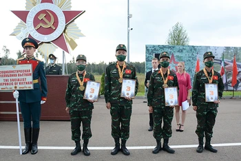Đội tuyển Việt Nam đứng thứ 3 cuộc thi Kinh tuyến và nhận Huy chương Đồng tại lễ bế mạc.