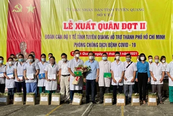 Lãnh đạo tỉnh tặng quà động viên tinh thần các y, bác sĩ lên dường hỗ trợ TP Hồ Chí Minh chống dịch.