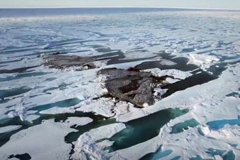 Hòn đảo nhỏ ngoài khơi bờ biển Greenland được hé lộ khi lớp băng chuyển động. (Ảnh: Reuters)