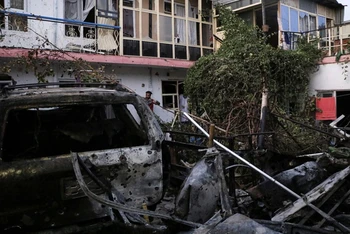 Nhà dân bị phá hủy sau vụ tấn công rocket tại Kabul, Afghanistan, ngày 29/8. (Ảnh: Reuters)
