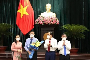 Ông Phan Văn Mãi nhận hoa chúc mừng của các vị lãnh đạo TP Hồ Chí Minh. (Ảnh: TTXVN)