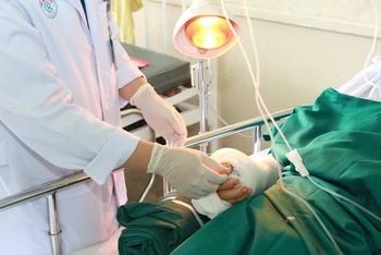 Bệnh nhân sau khi được nối liền bàn tay (ảnh bệnh viện cung cấp) 