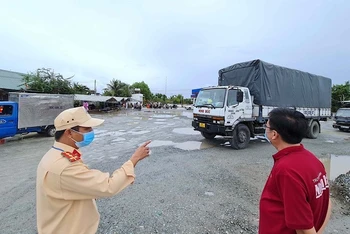 Người điều khiển và người đi theo phương tiện vào Cà Mau bắt buộc phải test lại Covid-19