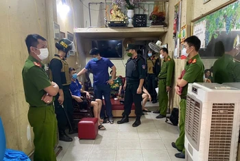 Các trinh sát ập bắt 2 đối tượng cầm đầu tại ngôi nhà ngoại thành Thái Bình, sáng 30/8.