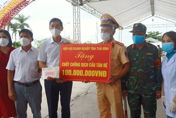 Hiệp hội Doanh nghiệp tỉnh Thái Bình trao 100 triệu đồng tặng chốt kiểm soát dịch cầu Tân Đệ.