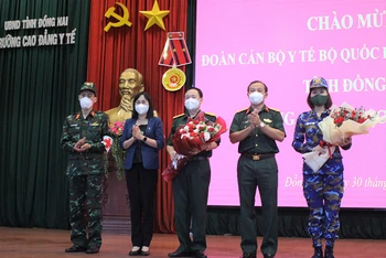 Phó Chủ tịch UBND tỉnh Đồng Nai Nguyễn Thị Hoàng chào mừng Đoàn cán bộ Cục Quân y đến hỗ trợ địa phương chống dịch.