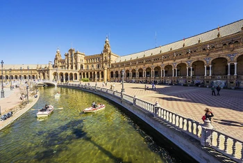 Chèo thuyền dọc theo kênh đào chắc chắn sẽ là trải nghiệm thú vị với bất cứ du khách nào đến Quảng trường Sevilla. (Ảnh: El País)