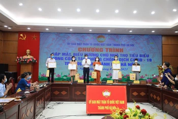 Lãnh đạo MTTQ Thành phố Hà Nội trao tặng Bằng khen tới các chủ trọ đã hỗ trợ những người có hoàn cảnh khó khăn do ảnh hưởng của dịch bệnh