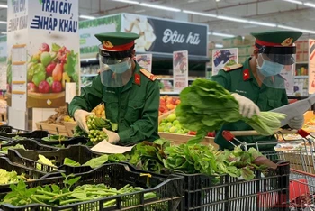 Bộ đội lựa rau củ tạo thành combo, đi chợ hộ, giúp người dân TP Hồ Chí Minh.