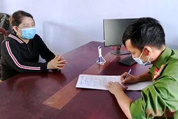 Công an thị trấn Phong Điền lập biên bản vi phạm các quy định về phòng, chống dịch bệnh Covid-19 đối với bà Nguyễn Thị Tâm.