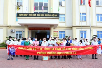 Các đồng chí lãnh đạo tỉnh Hà Tĩnh tặng hoa, động viên đoàn công tác.
