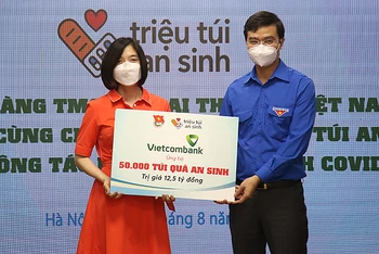 Đồng chí Bùi Quang Huy (bên phải) tiếp nhận ủng hộ chương trình “Triệu túi an sinh” từ đại diện Vietcombank.