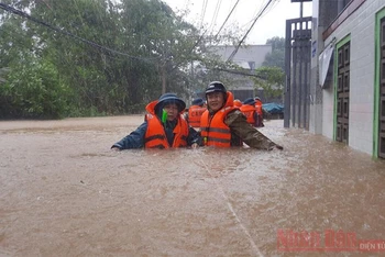 Lực lượng cứu hộ sơ tán người dân trong vùng lũ tại tỉnh Thừa Thiên Huế. (Ảnh: CÔNG HẬU) 