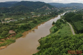 Sông Đồng Nai đoạn chảy qua địa phận tỉnh Bình Phước và tỉnh Lâm Đồng.