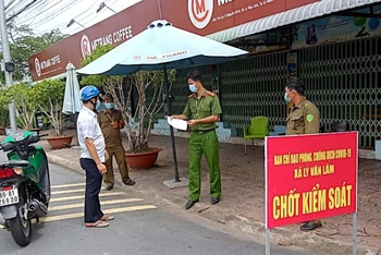 Lực lượng chốt phòng, chống dịch ấp Bà Điều (xã Lý Văn Lâm, TP Cà Mau) 2 lần hỗ trợ người dân lúc ốm đau, bệnh tật.